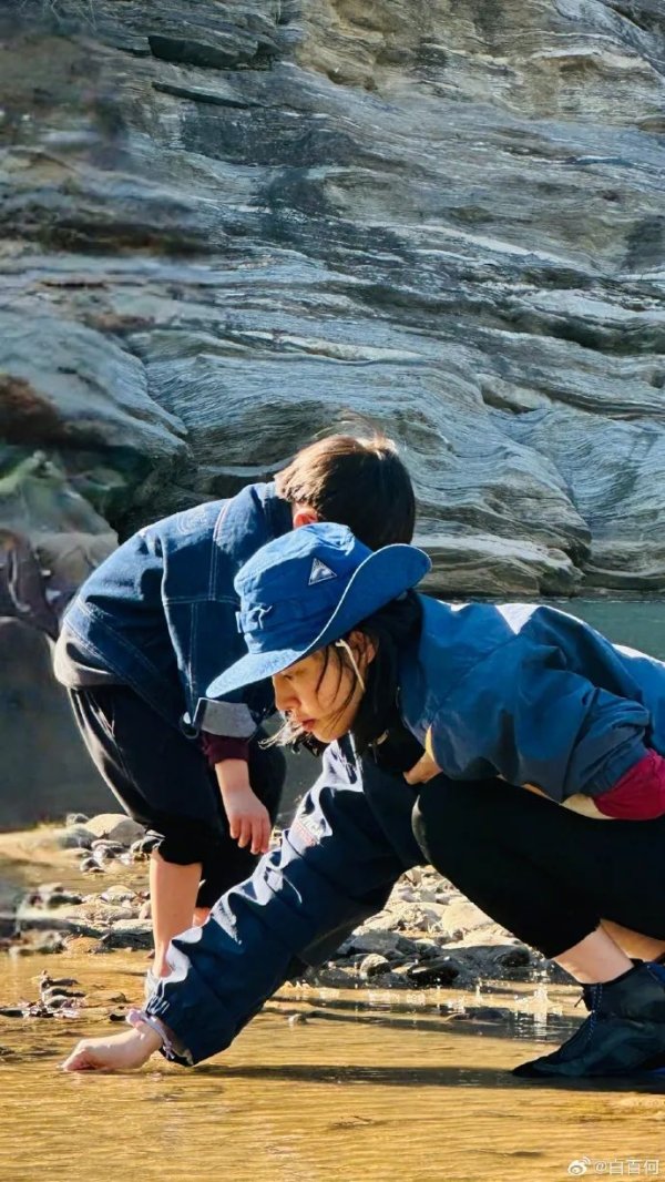 富兴配资 白百何首晒二胎, 分享五一假期与4岁小儿子露营的温馨画面