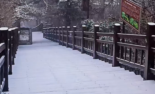 银河配资 陕西大风降温来袭 太白山下雪了