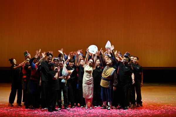 跟投之家 从濒临失传到五登国家大剧院 梅花奖得主鲍陈热演绎《我的台州乱弹》赢得北京观众感动喝彩