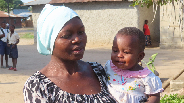 非洲国家坦桑尼亚农村的母亲和孩童 (来源:第一财经记者钱小岩摄)
